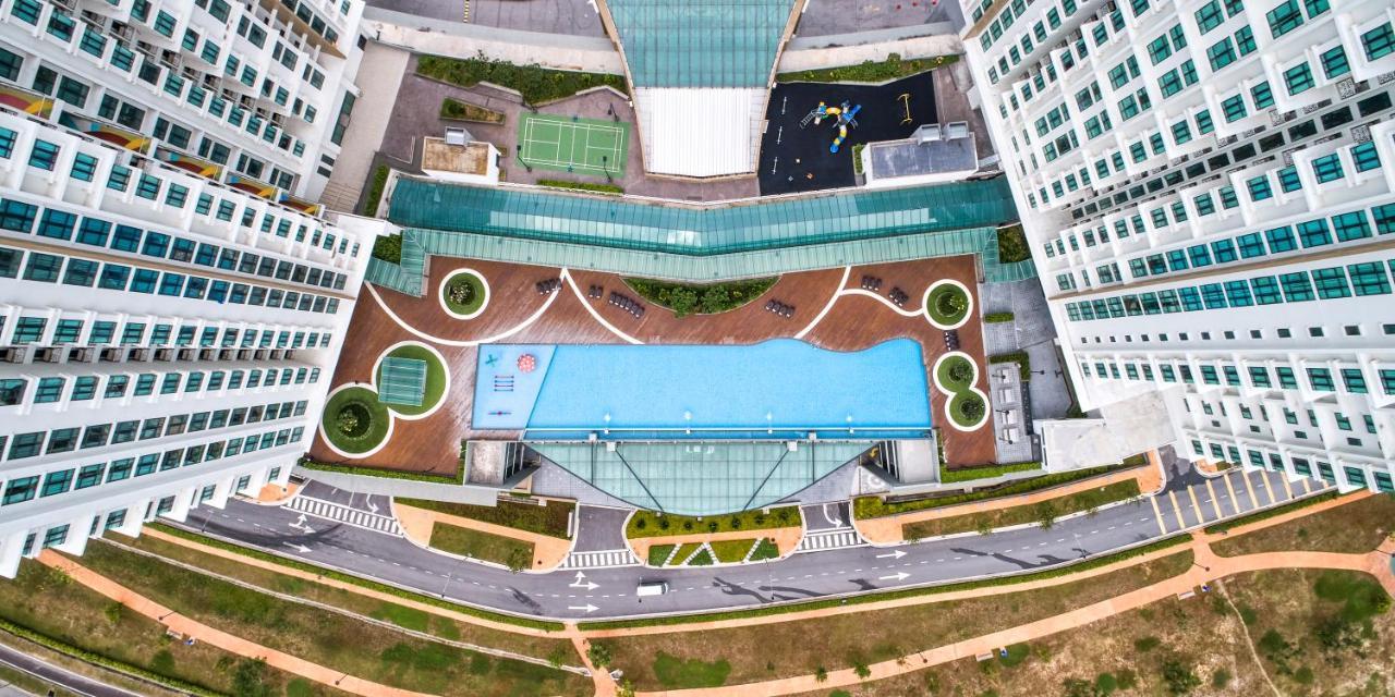 Mercure Living Путраджая Екстериор снимка Aerial view of the pool