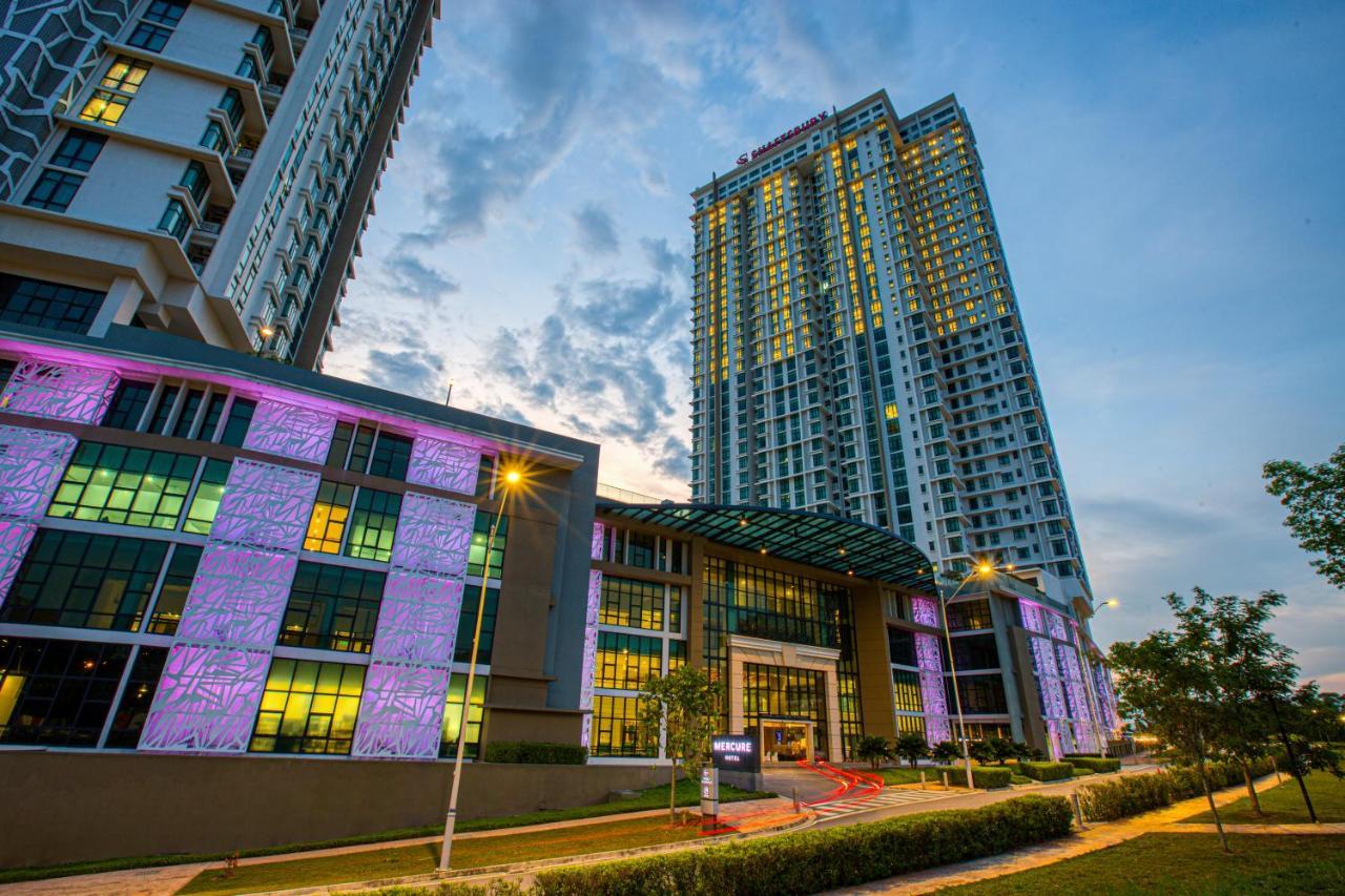 Mercure Living Путраджая Екстериор снимка The light and sound show at the main entrance of the complex