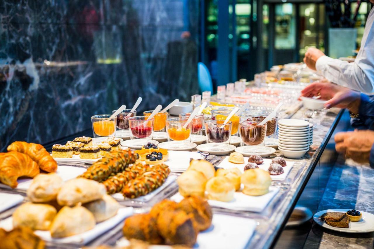 Mercure Living Путраджая Екстериор снимка A buffet at a hotel