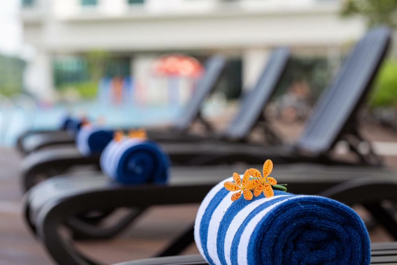 Mercure Living Путраджая Екстериор снимка A rolled towel